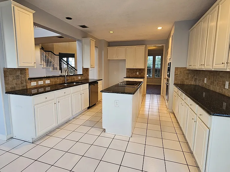 Kitchen with breakfast room (facing to living room)