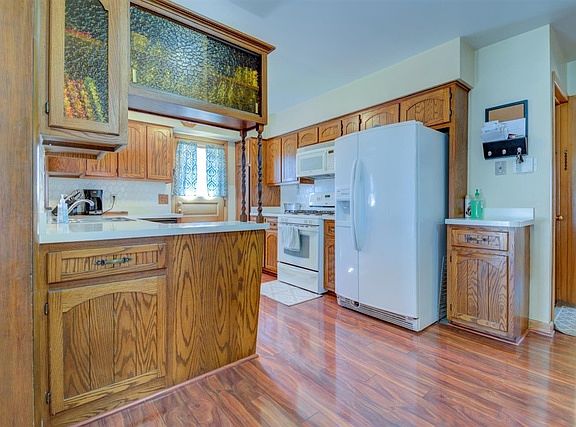 5th image of 806 Rooney Dr