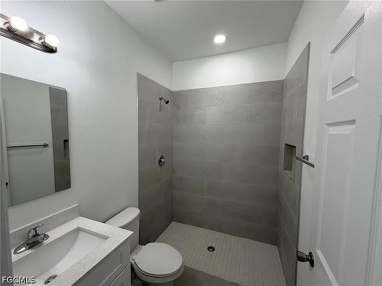1092 Norton Ave S — Photo 5