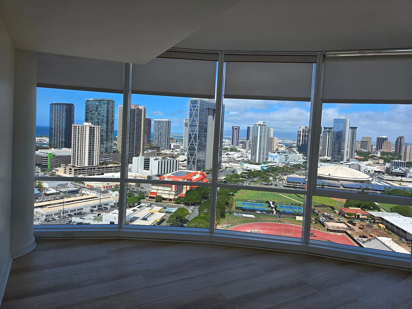 Moana Pacific West Tower Spacious 3BR/2BA with 2 Covered Parking — Photo 3