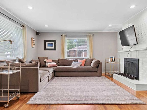 3rd image of 2100 Cresthill Dr