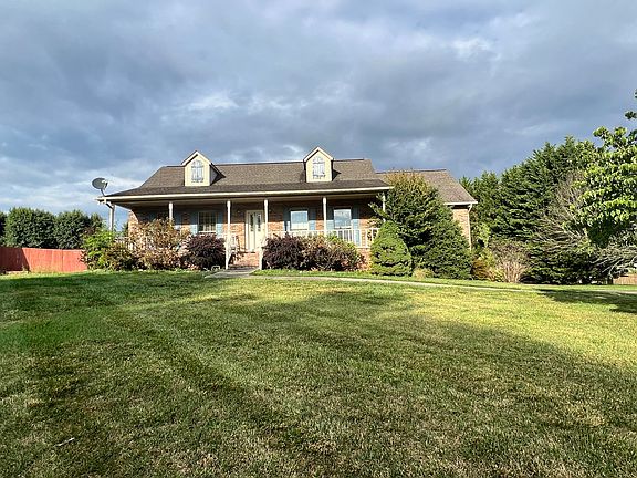 3rd image of 2800 Wisteria Dr