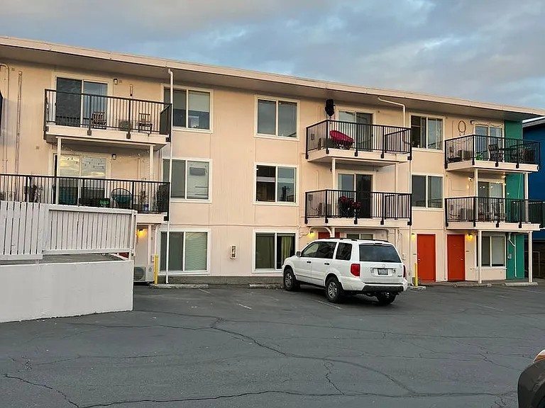 The Chateau Apartments — Photo 19