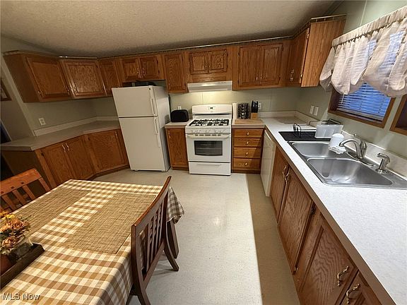5th image of 608 Patricia Ave NW