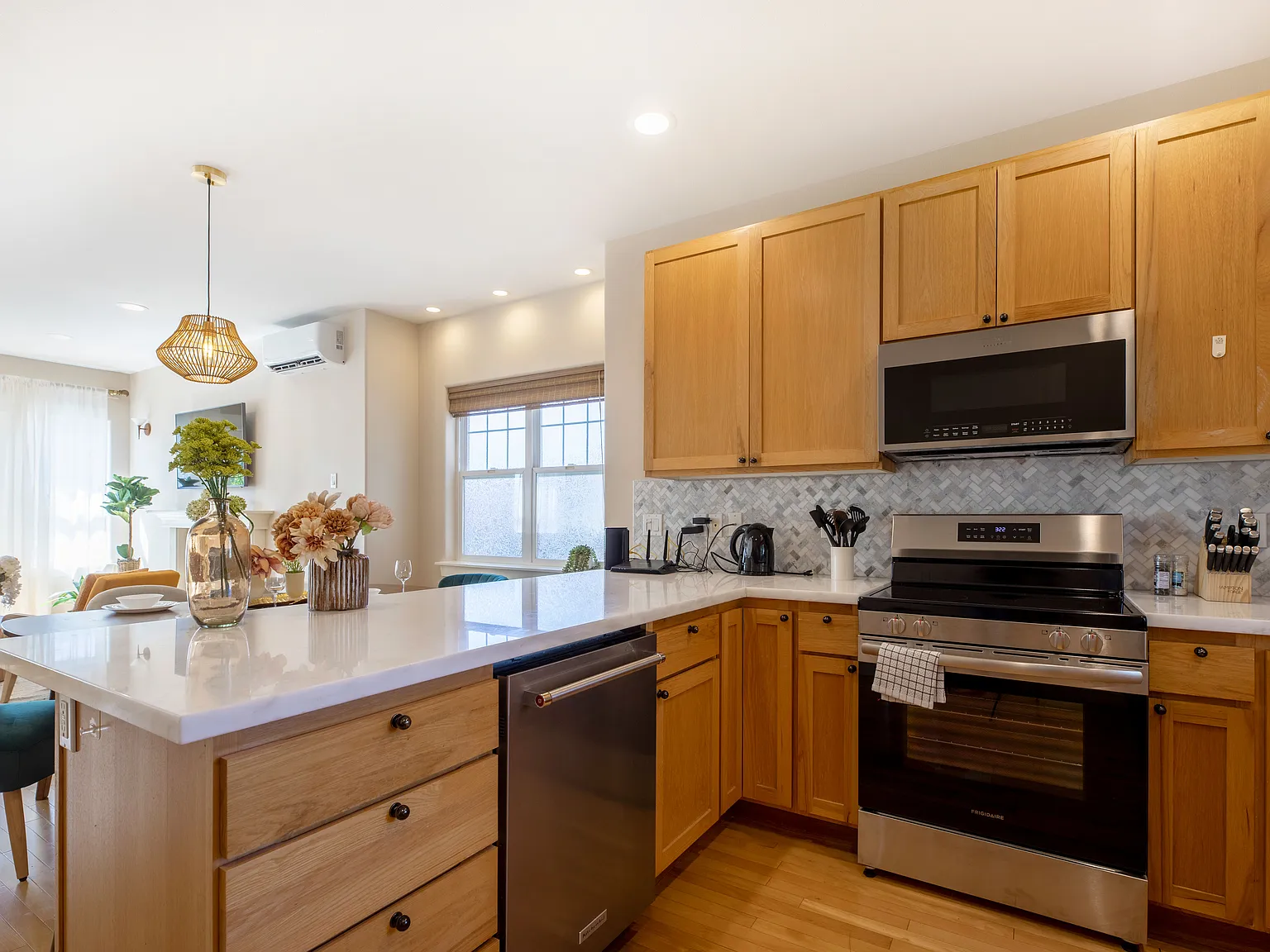 3 bed, 2.5 bath, 1640 sqft, $4,500 — Photo 3
