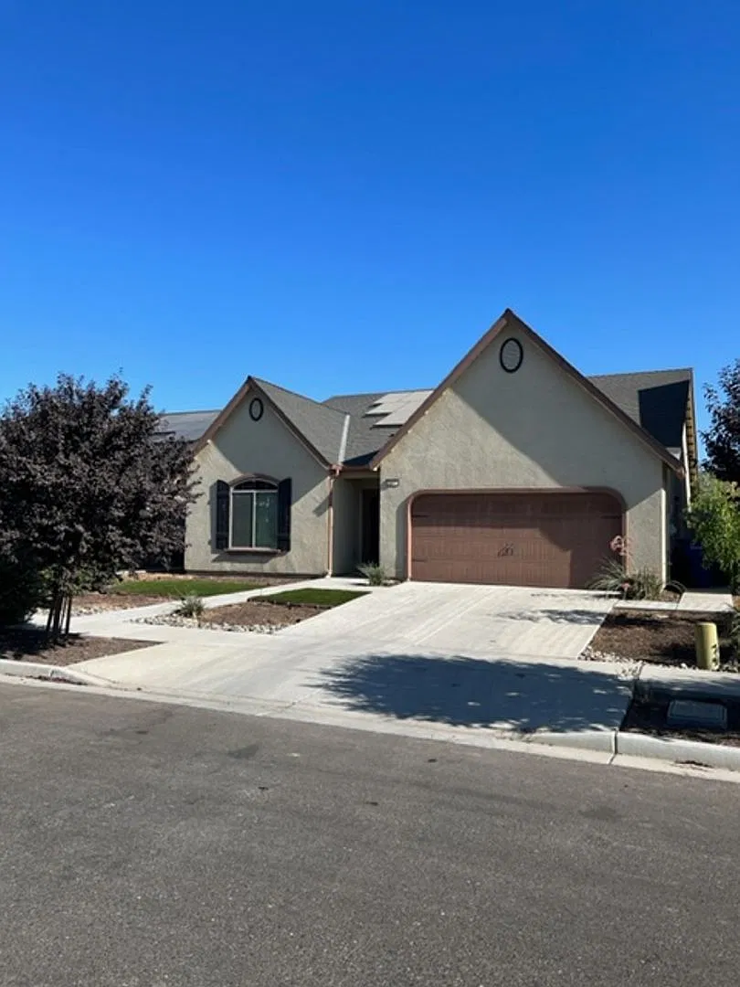 3 bed 2 bath home available 10/10/2024 — Photo 1