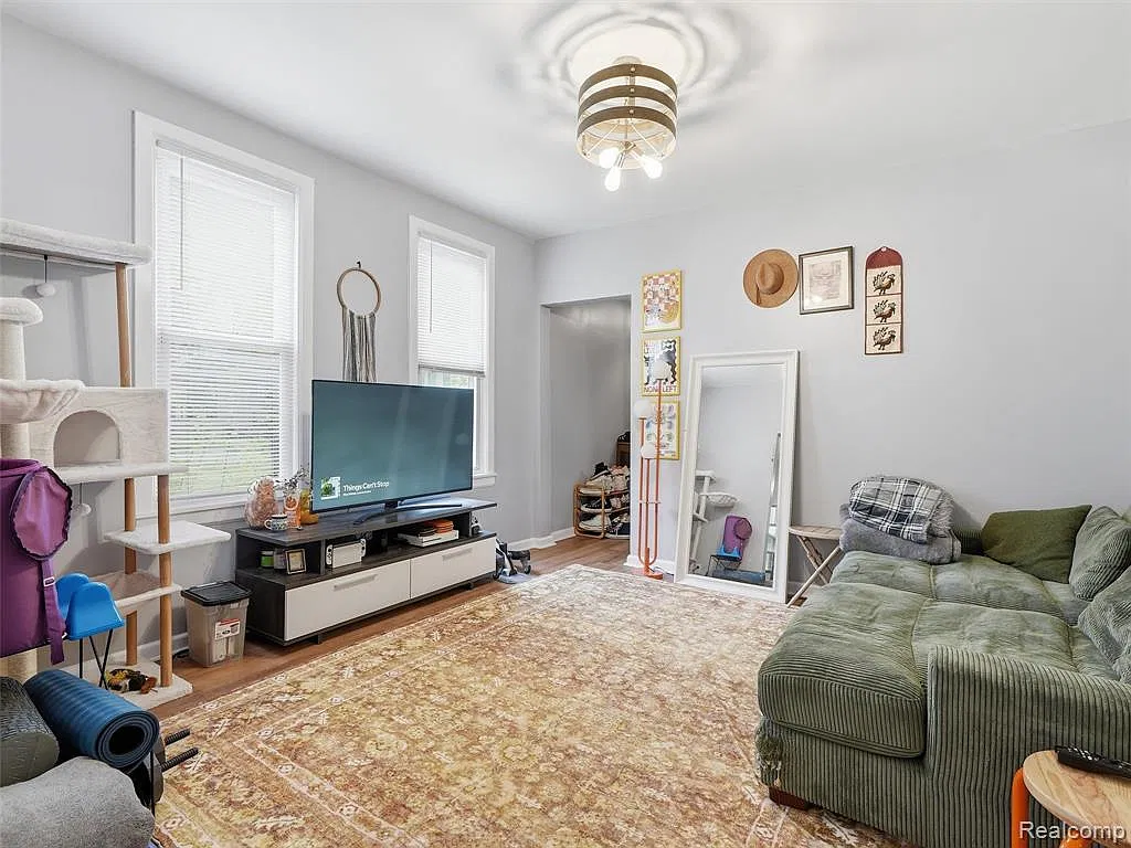 3 bed, 1100 sqft, $1,350 — Photo 4