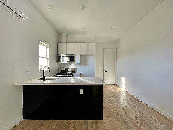 4th image of 79 Stuyvesant Ave