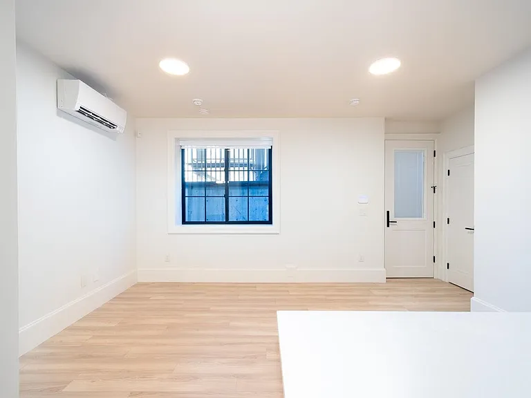 5770 Kitchener St #LOWER — Photo 11