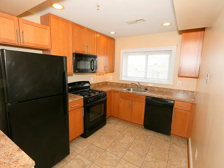 T Street Apartments — Photo 6