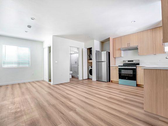 4th image of 221 S Avenue 19 #225