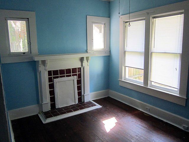 1st image of 105 W Jane St