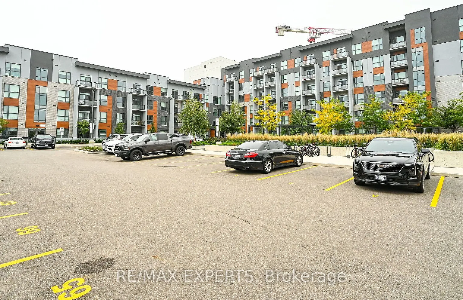 95 Dundas St W — Photo 3