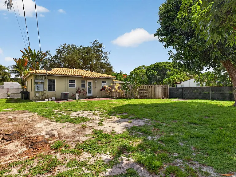 423 SW 11th Ct — Photo 18