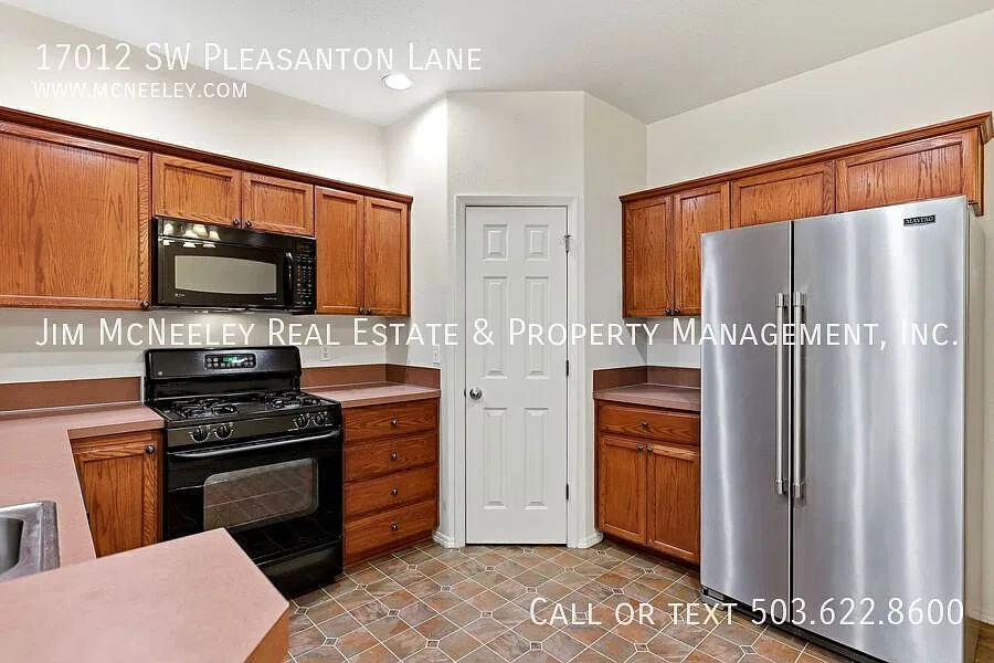 Charming 2BR/2.5BA Townhouse | Move-In Ready! Walking Distance to Max Line! — Photo 2