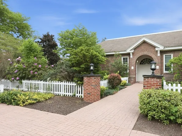 165 Converse St APT 1, Longmeadow, MA 01106