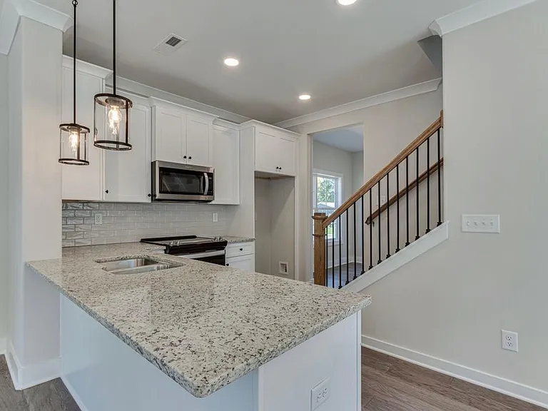 734 Lee St — Photo 8