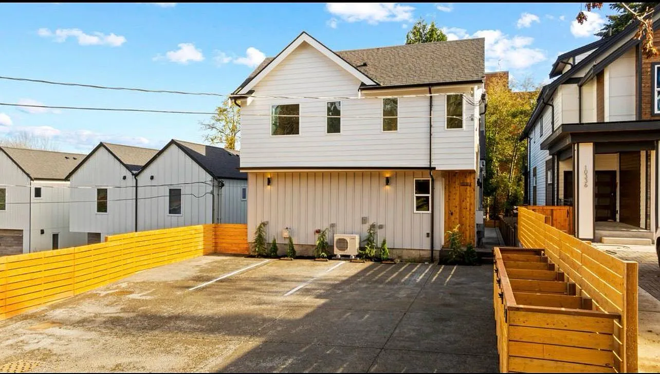 10338 Wallingford Ave N — Photo 1