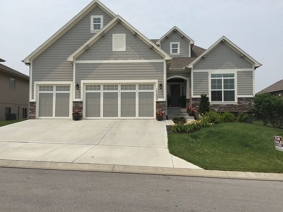 4 BR,3 Bth 3300 sqft Walkout