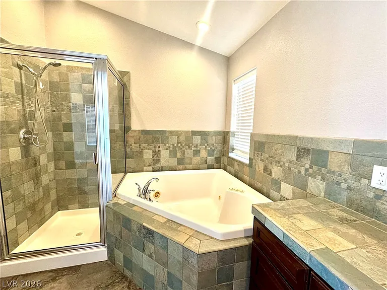 10224 Desert Wind Dr — Photo 16