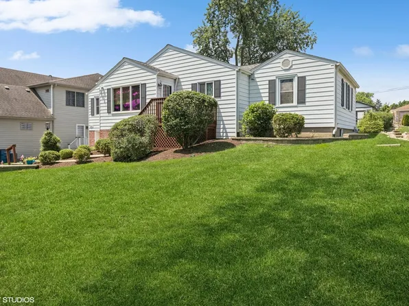 5546 Washington St, Downers Grove, IL 60516