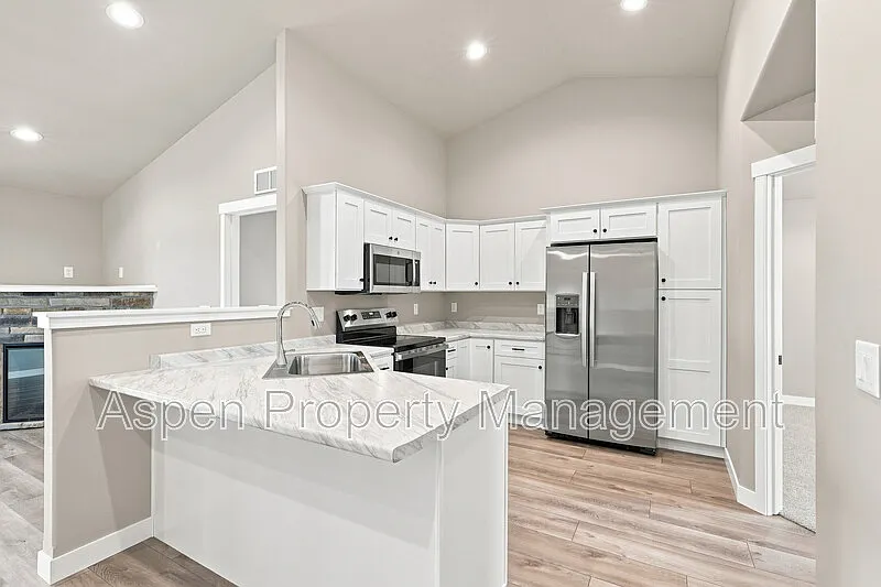 3 bed, 3.0 bath, 1500 sqft, $2,295 — Photo 4