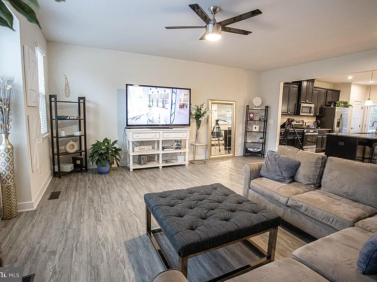 7821 Cove Point Dr — Photo 2