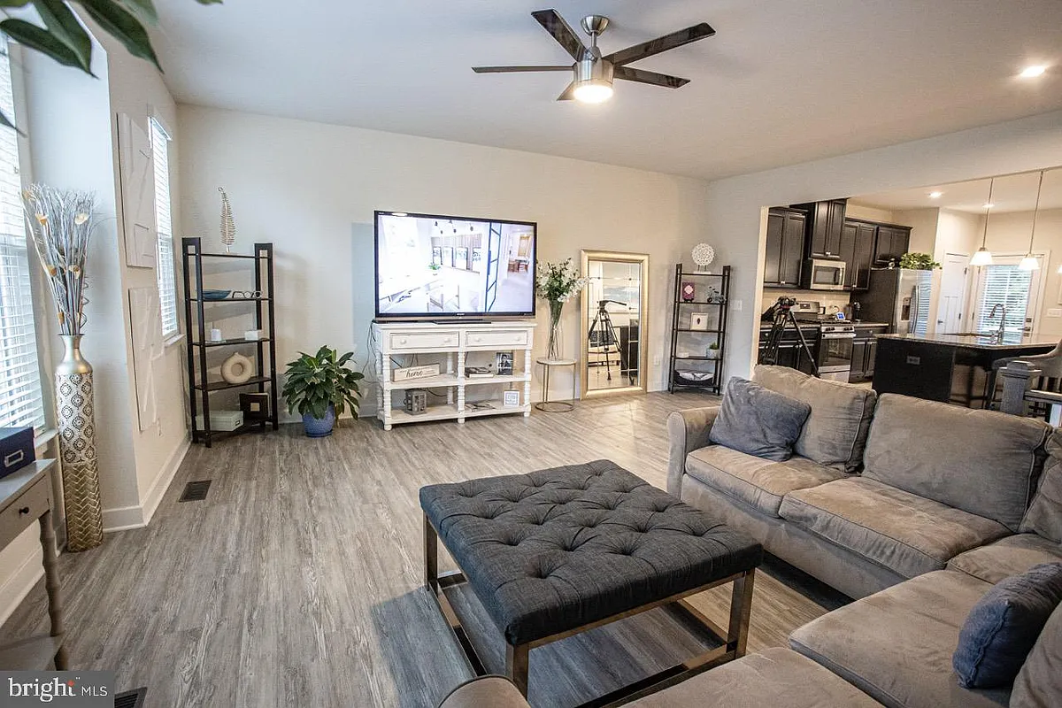 Building Photo - 7821 Cove Point Dr