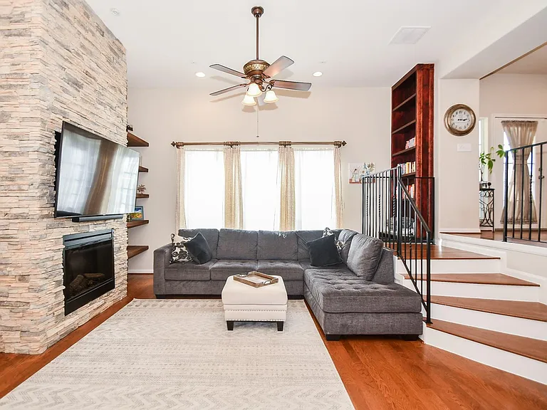 1129 W 15th 1/2 St #B — Photo 6