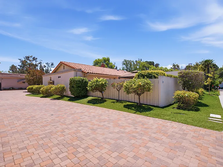 1090 Elfstone Ct — Photo 34