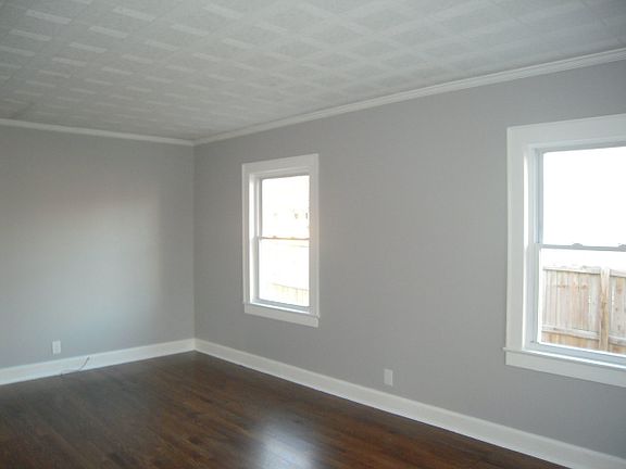 5th image of 2827 Valley View Dr