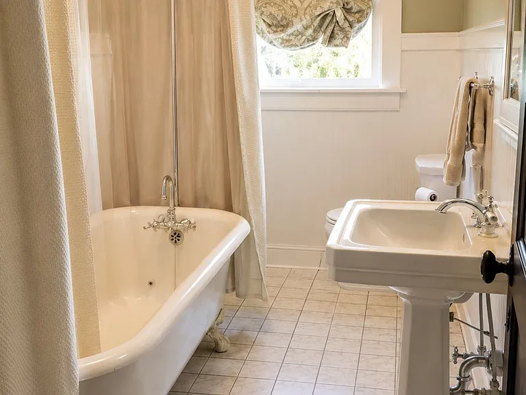 Upstairs full bath