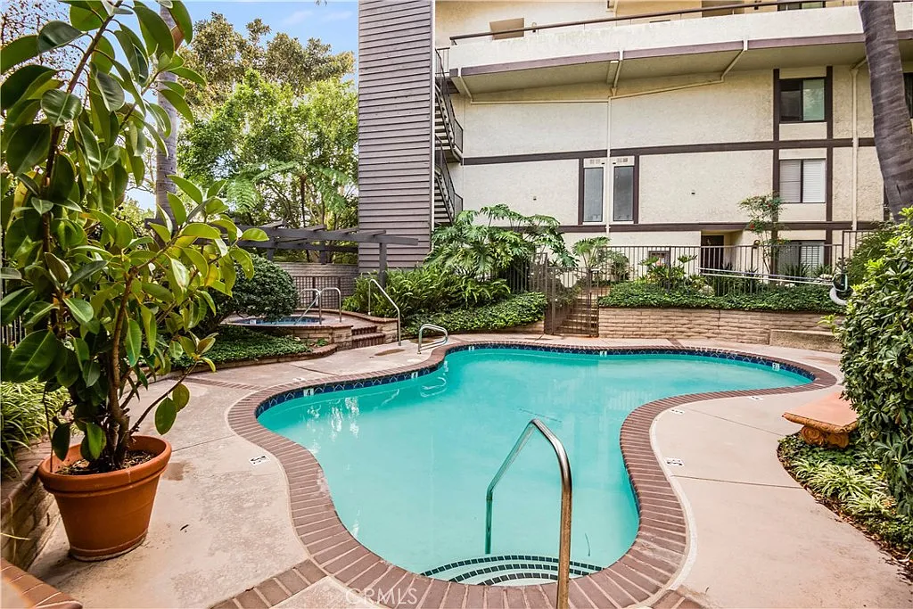 2 bed, 2.5 bath, 2100 sqft, $3,900 — Photo 3