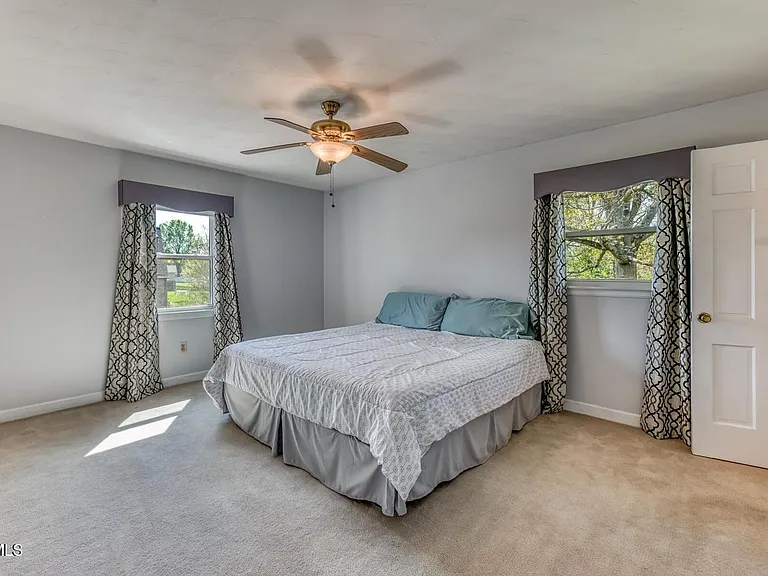 908 Meadow Ln — Photo 16