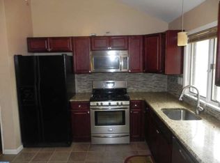 8 Crestwood Dr, Burlington, NJ 08016