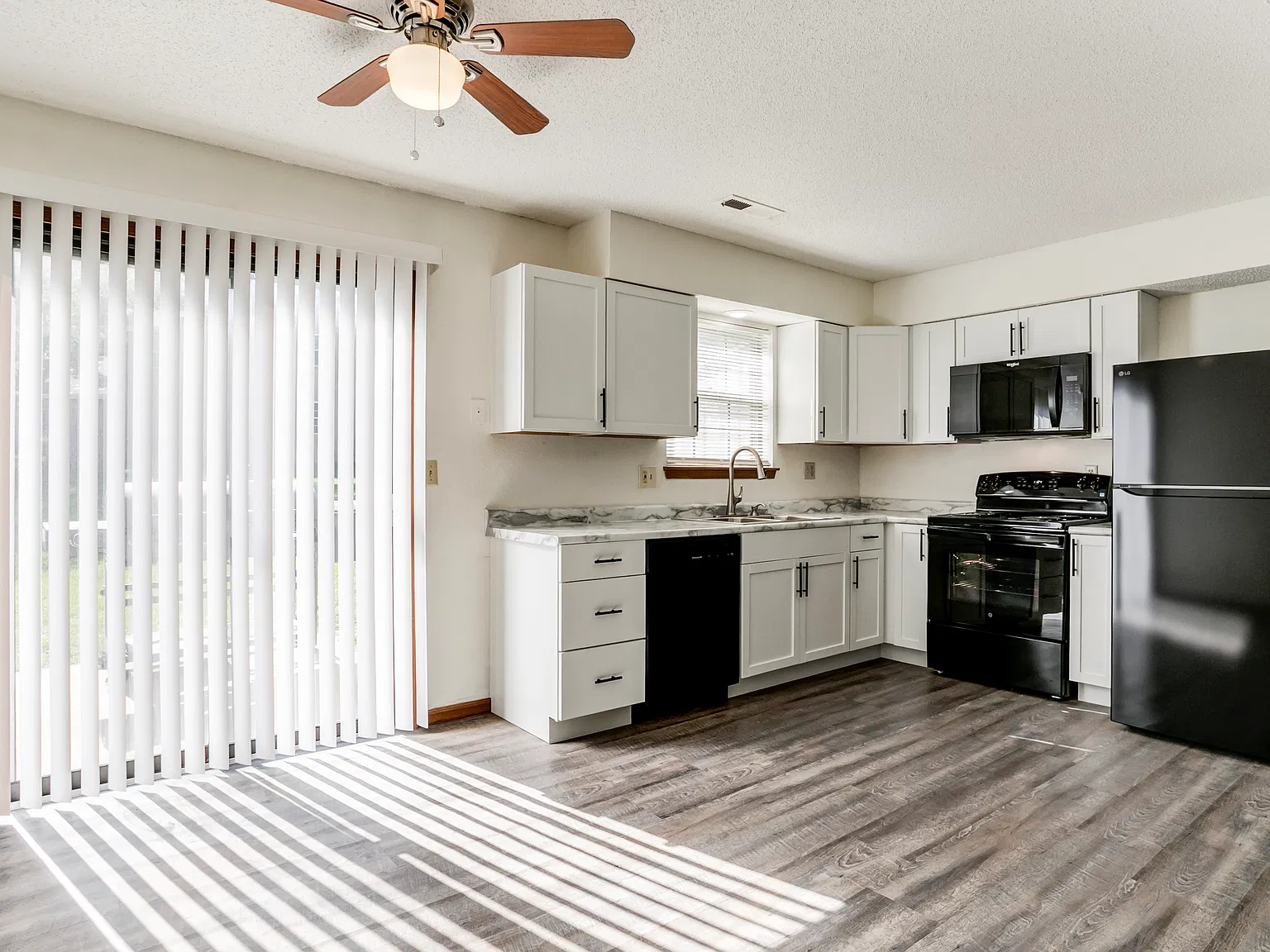2 bed, 1.5 bath, 1162 sqft, $1,575 — Photo 3