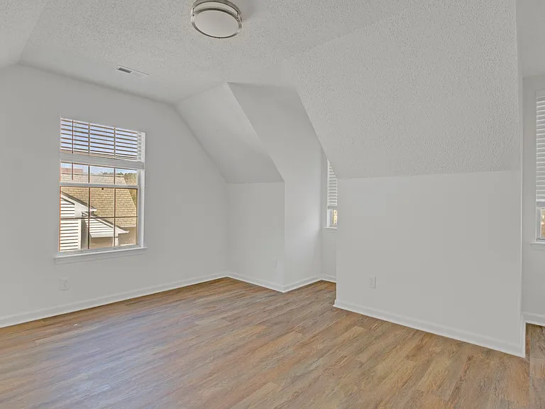 453 Waverly Pl — Photo 8