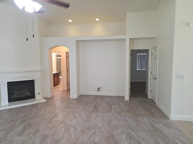5619 W University Ave — Photo 5