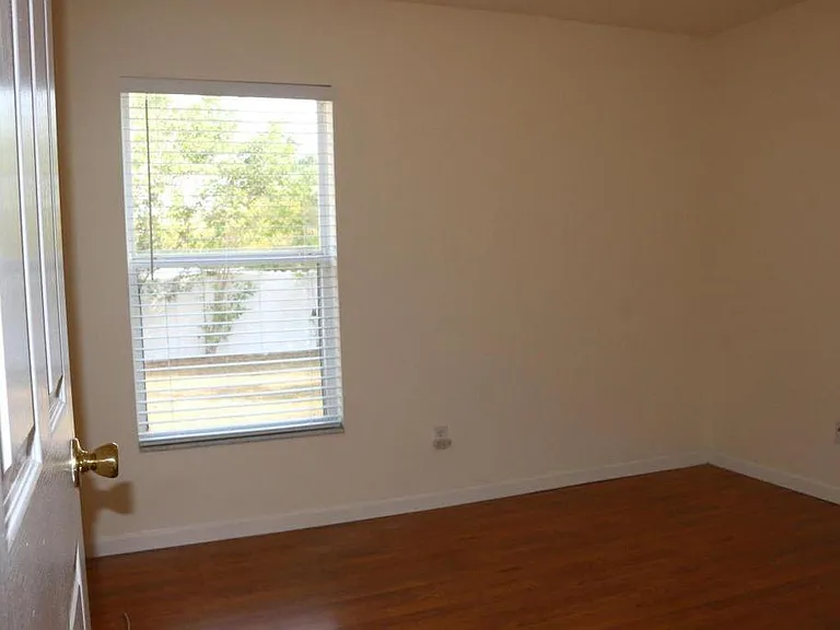 1225 SW Fountain Ave — Photo 7