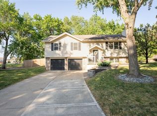 632 SW Philip Ct, Lees Summit, MO 64082