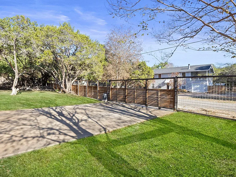 301 Hub Dr — Photo 15