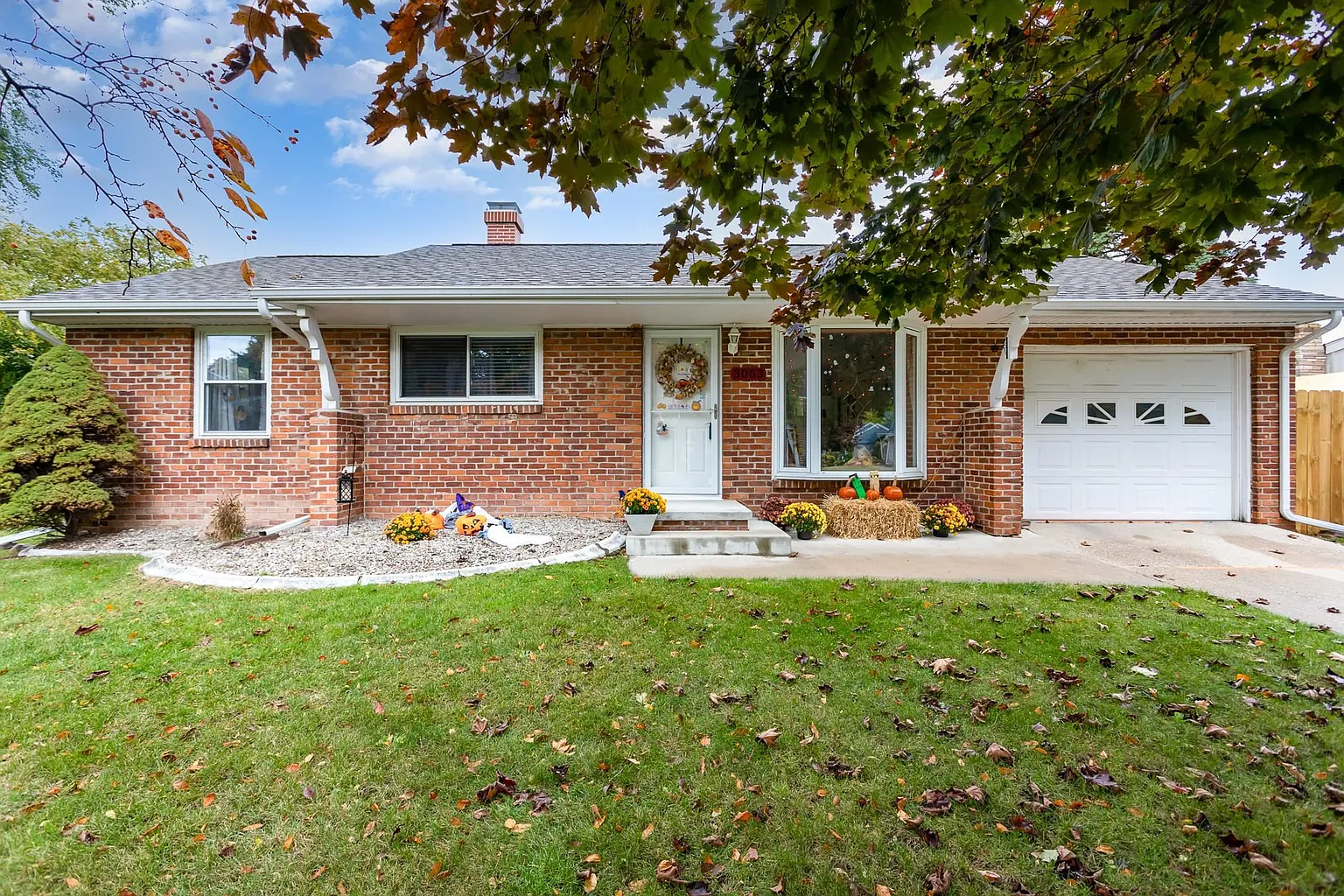 3053 Canterbury Dr photo 1