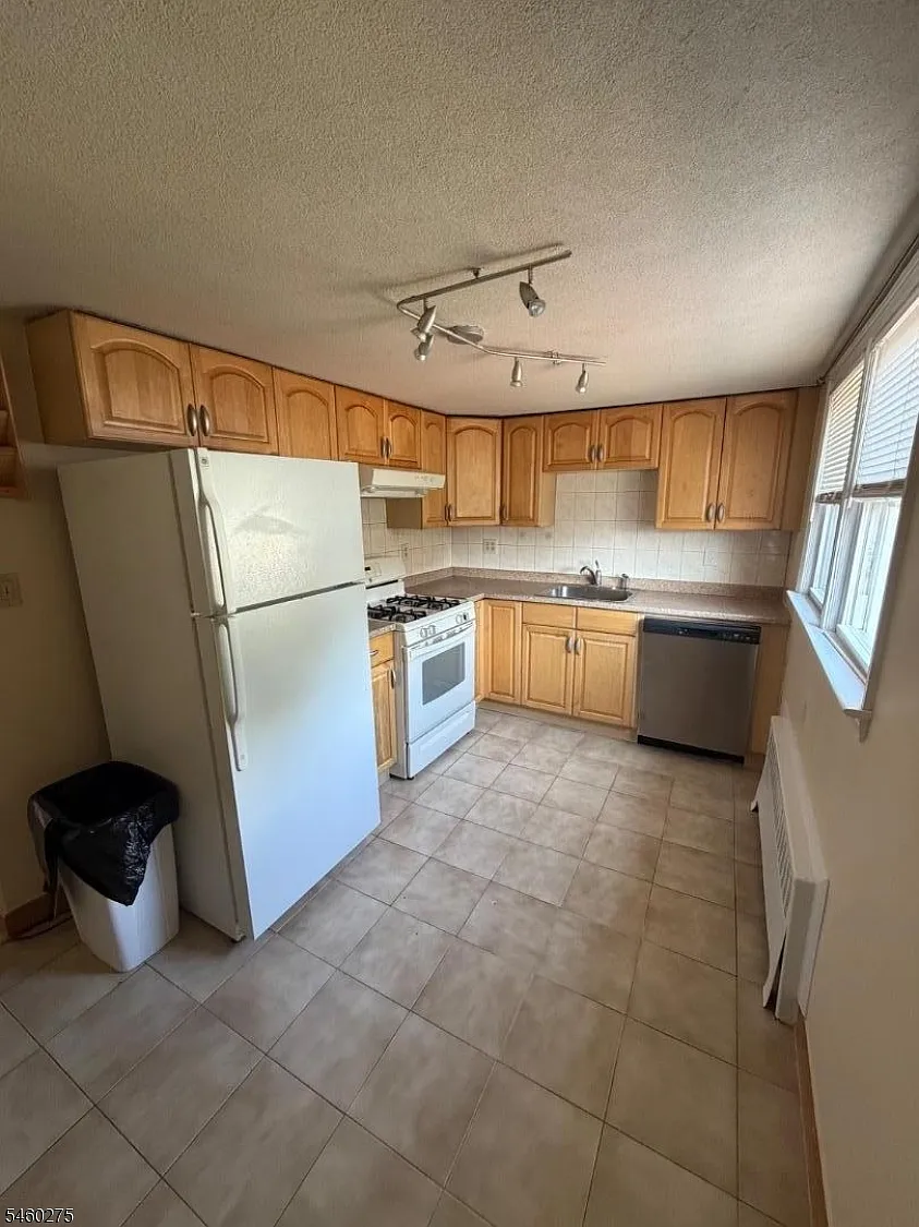 2 bed, 1.0 bath, $1,800 — Photo 1