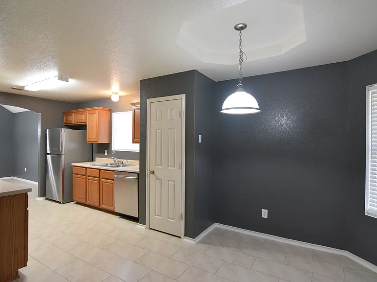 401 Dixon Dr — Photo 4