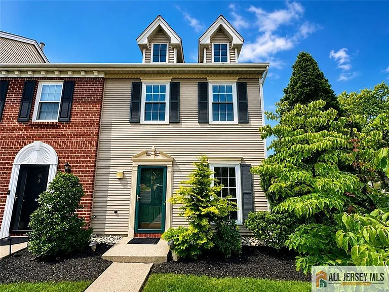 102 Goodwin Dr — Photo 1