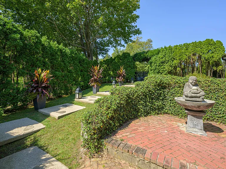 41 Eastway Dr — Photo 2