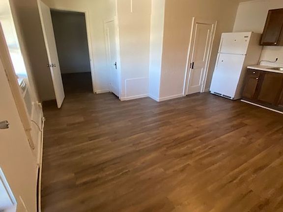 3rd image of 812 W 16th St #10