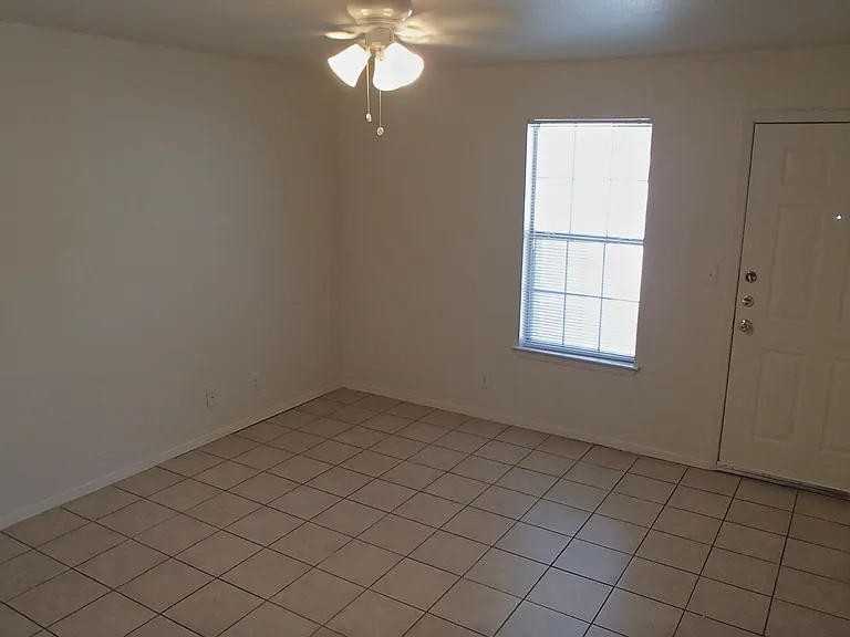 2202 Katy Ln — Photo 9