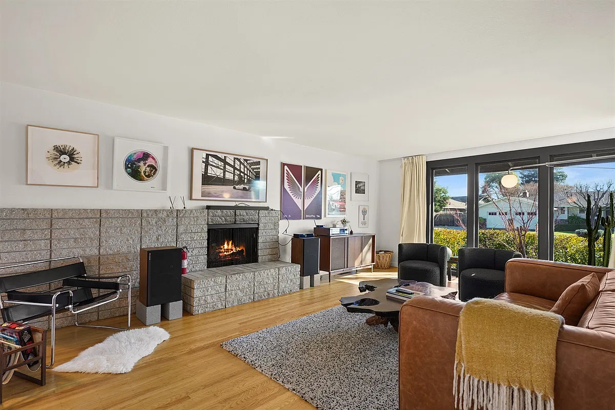 4 bed, 1836 sqft, $8,280 — Photo 3