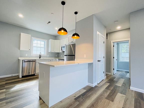 2nd image of 487 Lincoln St #8